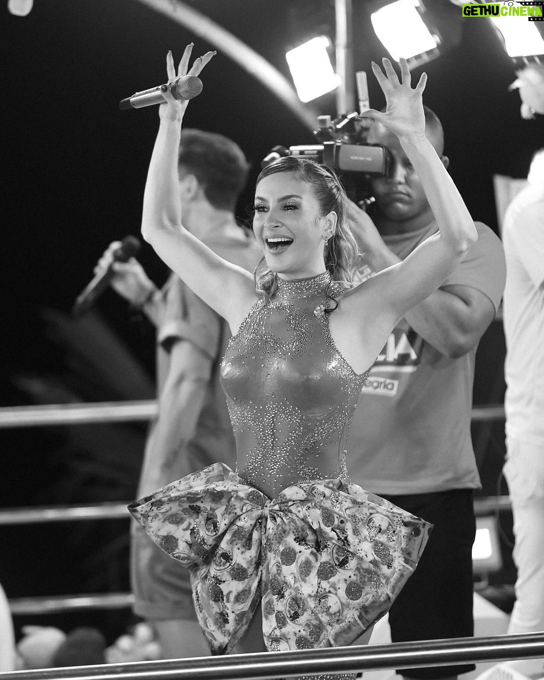 Claudia Leitte Instagram - DE ARREPIAR! Foi uma DELÍCIA a nossa troca de energia no Bloco Largadinho! Deu pra sentir pra por aí? 🍕🧃😋 A gente se encontra na terça-feira pra fechar #OCarnavalDaMinhaVida com chave de ouro, combinado?! São Luís, meu Maranhão, tô chegando! 🎡🎠 #CarnavalClaudiaLeitte #ClaudiaLeitte #Destrava Salvador, Bahia