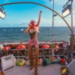 Claudia Leitte Instagram - A minha #PipocaDaClaudinha botou pra lascar, rapaz! A galera tava em família, na paz, meus fãs fizeram os abadás deles, cartazes, bandeirões, replicaram meus figurinos… ahhh! Amo vcs! Bora pro after? Tô chegando no Camarote Brahma já 😏🍦🎡🎠 #OCarnavalDaMinhaVida #CarnavalClaudiaLeitte #Destrava