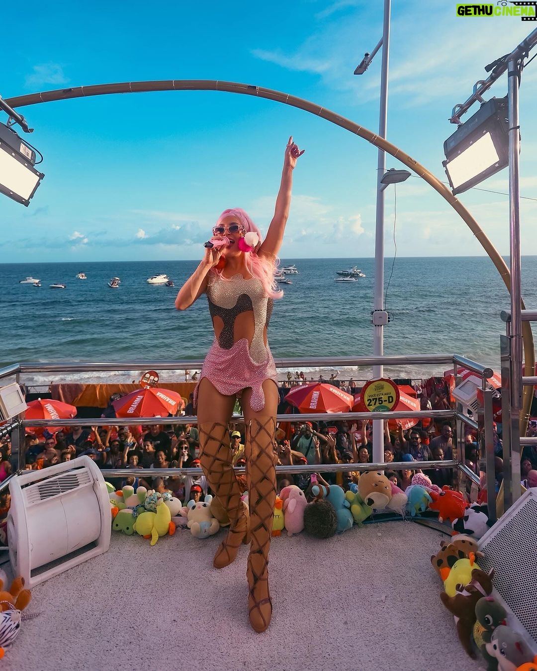 Claudia Leitte Instagram - A minha #PipocaDaClaudinha botou pra lascar, rapaz! A galera tava em família, na paz, meus fãs fizeram os abadás deles, cartazes, bandeirões, replicaram meus figurinos… ahhh! Amo vcs! Bora pro after? Tô chegando no Camarote Brahma já 😏🍦🎡🎠 #OCarnavalDaMinhaVida #CarnavalClaudiaLeitte #Destrava
