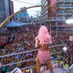 Claudia Leitte Instagram - A minha #PipocaDaClaudinha botou pra lascar, rapaz! A galera tava em família, na paz, meus fãs fizeram os abadás deles, cartazes, bandeirões, replicaram meus figurinos… ahhh! Amo vcs! Bora pro after? Tô chegando no Camarote Brahma já 😏🍦🎡🎠 #OCarnavalDaMinhaVida #CarnavalClaudiaLeitte #Destrava
