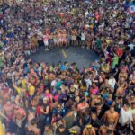 Claudia Leitte Instagram - A minha #PipocaDaClaudinha botou pra lascar, rapaz! A galera tava em família, na paz, meus fãs fizeram os abadás deles, cartazes, bandeirões, replicaram meus figurinos… ahhh! Amo vcs! Bora pro after? Tô chegando no Camarote Brahma já 😏🍦🎡🎠 #OCarnavalDaMinhaVida #CarnavalClaudiaLeitte #Destrava