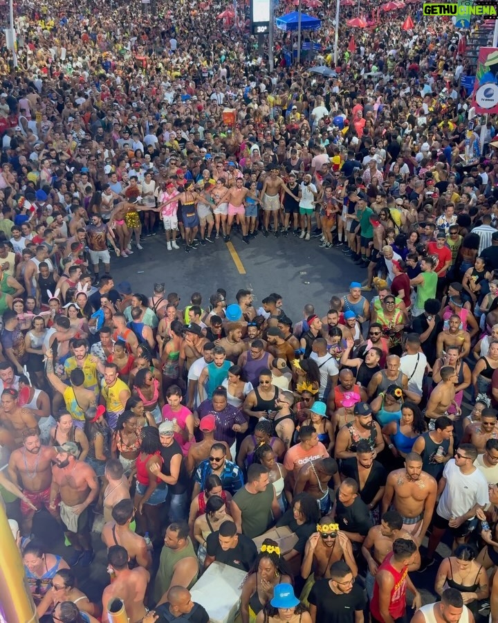 Claudia Leitte Instagram - A minha #PipocaDaClaudinha botou pra lascar, rapaz! A galera tava em família, na paz, meus fãs fizeram os abadás deles, cartazes, bandeirões, replicaram meus figurinos… ahhh! Amo vcs! Bora pro after? Tô chegando no Camarote Brahma já 😏🍦🎡🎠 #OCarnavalDaMinhaVida #CarnavalClaudiaLeitte #Destrava