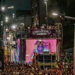 Claudia Leitte Instagram - A minha #PipocaDaClaudinha botou pra lascar, rapaz! A galera tava em família, na paz, meus fãs fizeram os abadás deles, cartazes, bandeirões, replicaram meus figurinos… ahhh! Amo vcs! Bora pro after? Tô chegando no Camarote Brahma já 😏🍦🎡🎠 #OCarnavalDaMinhaVida #CarnavalClaudiaLeitte #Destrava