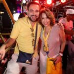 Claudia Leitte Instagram - A minha #PipocaDaClaudinha botou pra lascar, rapaz! A galera tava em família, na paz, meus fãs fizeram os abadás deles, cartazes, bandeirões, replicaram meus figurinos… ahhh! Amo vcs! Bora pro after? Tô chegando no Camarote Brahma já 😏🍦🎡🎠 #OCarnavalDaMinhaVida #CarnavalClaudiaLeitte #Destrava