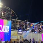 Claudia Leitte Instagram - A minha #PipocaDaClaudinha botou pra lascar, rapaz! A galera tava em família, na paz, meus fãs fizeram os abadás deles, cartazes, bandeirões, replicaram meus figurinos… ahhh! Amo vcs! Bora pro after? Tô chegando no Camarote Brahma já 😏🍦🎡🎠 #OCarnavalDaMinhaVida #CarnavalClaudiaLeitte #Destrava