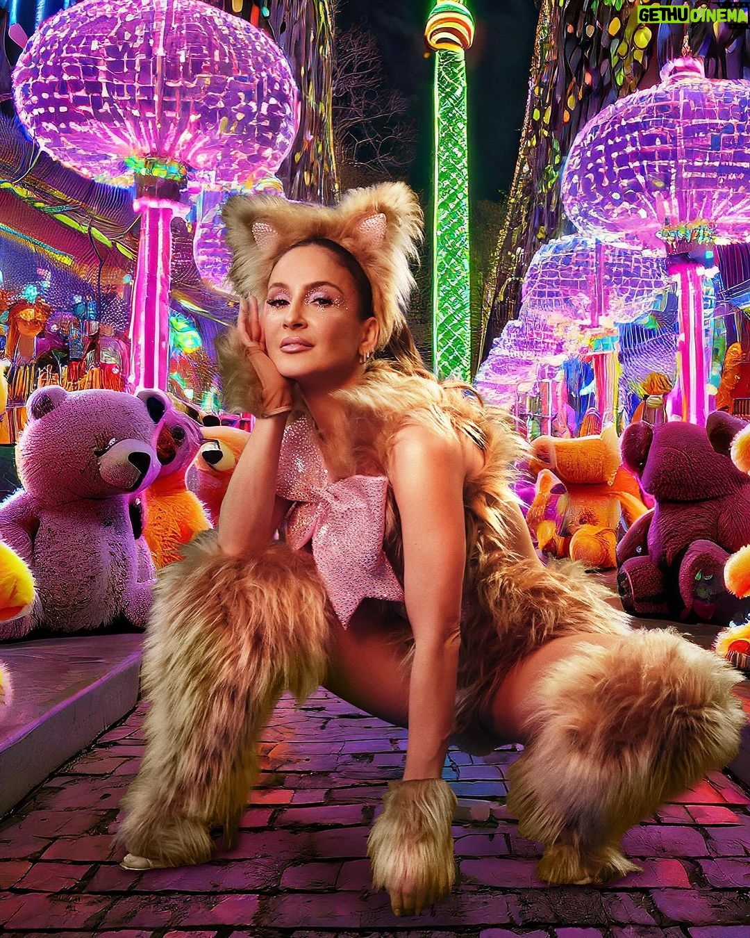 Claudia Leitte Instagram - O parque chegou na cidade e eu vou destravar TODAS as nossas fantasias no carnaval das nossas vidas, que começa AGORA! Bora iluminar a avenida, #BlocoBlowOut! 🎡🧸🎠✨ #OCarnavalDaMinhaVida #CarnavalClaudiaLeitte #Destrava #ClaudiaLeitte Salvador, Bahia
