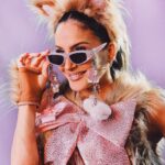 Claudia Leitte Instagram - O parque chegou na cidade e eu vou destravar TODAS as nossas fantasias no carnaval das nossas vidas, que começa AGORA! Bora iluminar a avenida, #BlocoBlowOut! 🎡🧸🎠✨ #OCarnavalDaMinhaVida #CarnavalClaudiaLeitte #Destrava #ClaudiaLeitte Salvador, Bahia