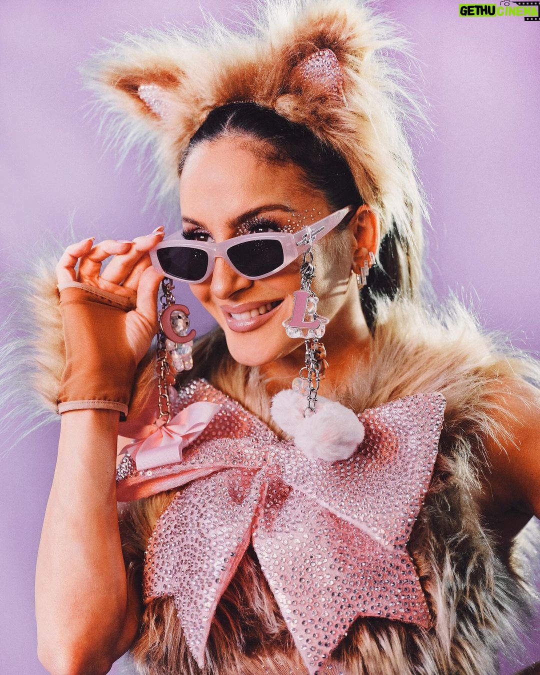 Claudia Leitte Instagram - O parque chegou na cidade e eu vou destravar TODAS as nossas fantasias no carnaval das nossas vidas, que começa AGORA! Bora iluminar a avenida, #BlocoBlowOut! 🎡🧸🎠✨ #OCarnavalDaMinhaVida #CarnavalClaudiaLeitte #Destrava #ClaudiaLeitte Salvador, Bahia