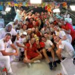 Claudia Leitte Instagram – Todo mundo pede, eu tô agradecendo… 🎶 QUE TIME! Botar um trio na avenida, ainda mais do jeito que foi o nosso, é um trabalho pesaaado, que demanda muita competência, comprometimento e foco, mas, sabe o que de fato guia esse time aqui? O AMOR! 
OBRIGADA A CADA UM DE VOCÊS pelo AMOR manifestado na competência profissional de vocês! ♥️ #CarnavalClaudiaLeitte #OCarnavalDaMinhaVida #Destrava
Ps. Nem todo mundo tá nas fotos, viu? Tem uma “ruma” de gente, que não cabe no carrossel do insta, mas, está no Parque de Diversões do Carnaval da minha vida!
