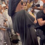 Claudia Leitte Instagram – O dia em que eu invadi a estação em Mussurrunga. Eu? Claudião? 
Ps. Rapaz! Que bicho feio, viu? 
😂😂😂😂😂😂😂😂😂😂😂😂 #OCarnavalDaMinhaVida #Destrava