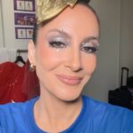 Claudia Leitte Instagram - Nesse dia, teve máscara de hidratação para o rosto, outra máscara para os lábios e um hidratante especial para área dos olhos. A maquiagem ficou linda, mas pele já tava cansada, coitada, de tantos de dias de performance, então, apliquei cicaplast serum, joguei uma máscara de led e foi por isso que o Glow veio. ;) Claro que o meu sorriso fofo ajuda, né?