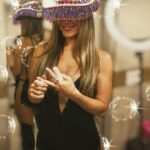 Claudia Leitte Instagram - A cantorinha no #Maranhão fica toda exótica! Ela ama esse povo lindo! Se arruma todinha pra ele! Essas fotos foram as do camarim. Volto mais tarde com registros da multidão mais feliz e carinhosa do Planeta! #Imperatriz é show! 🥹❤️🫶🏻