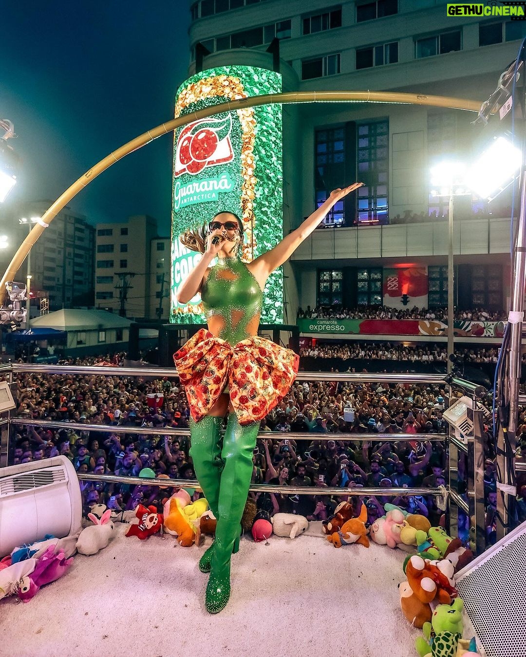 Claudia Leitte Instagram - DE ARREPIAR! Foi uma DELÍCIA a nossa troca de energia no Bloco Largadinho! Deu pra sentir pra por aí? 🍕🧃😋 A gente se encontra na terça-feira pra fechar #OCarnavalDaMinhaVida com chave de ouro, combinado?! São Luís, meu Maranhão, tô chegando! 🎡🎠 #CarnavalClaudiaLeitte #ClaudiaLeitte #Destrava Salvador, Bahia