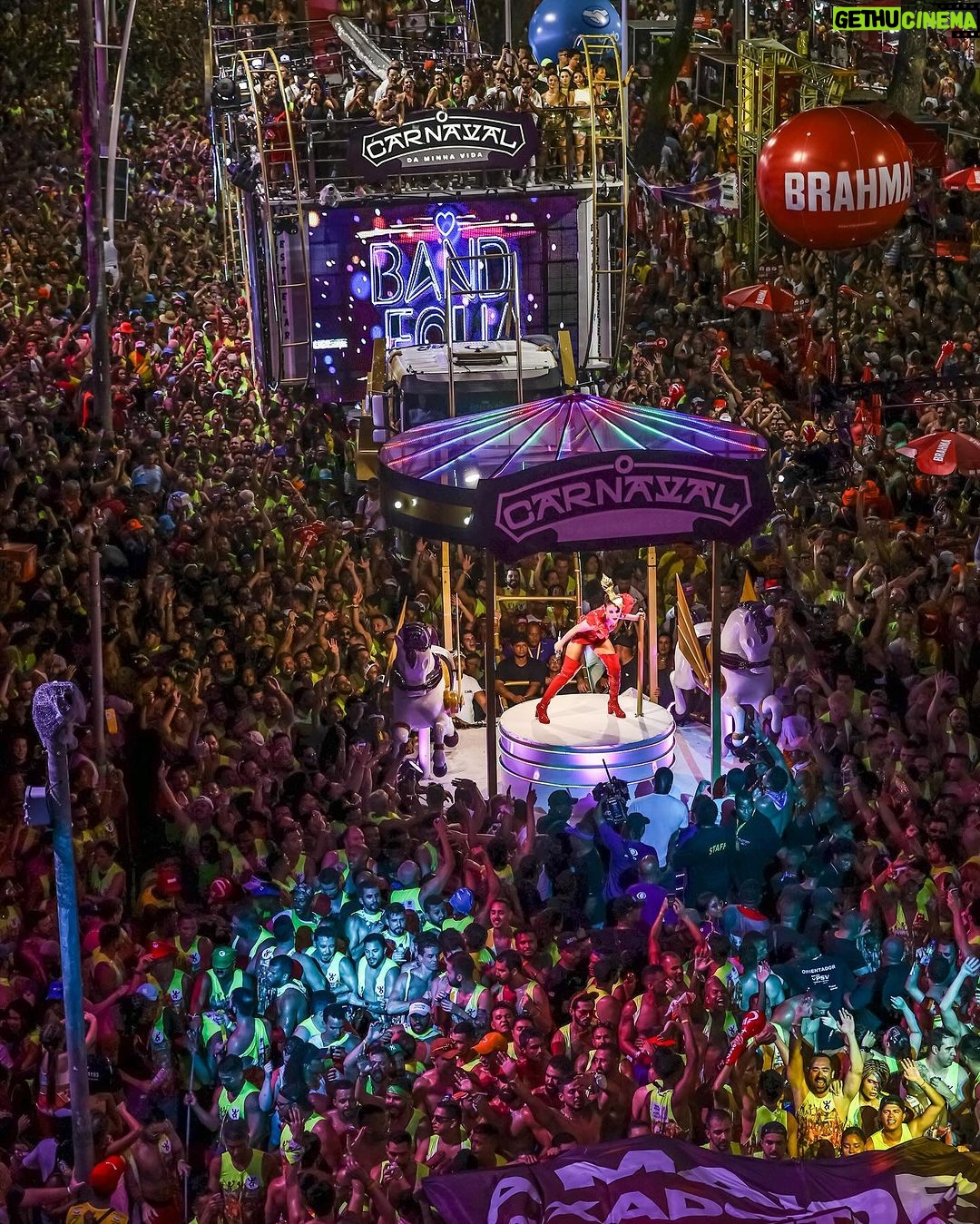 Claudia Leitte Instagram - Deixa eu te bagunçar no #CarnavalDaMinhaVida?! Tô indo ali fazer show, cheia desse “calor” no coração!!!! 🧸🎡🎠😍
