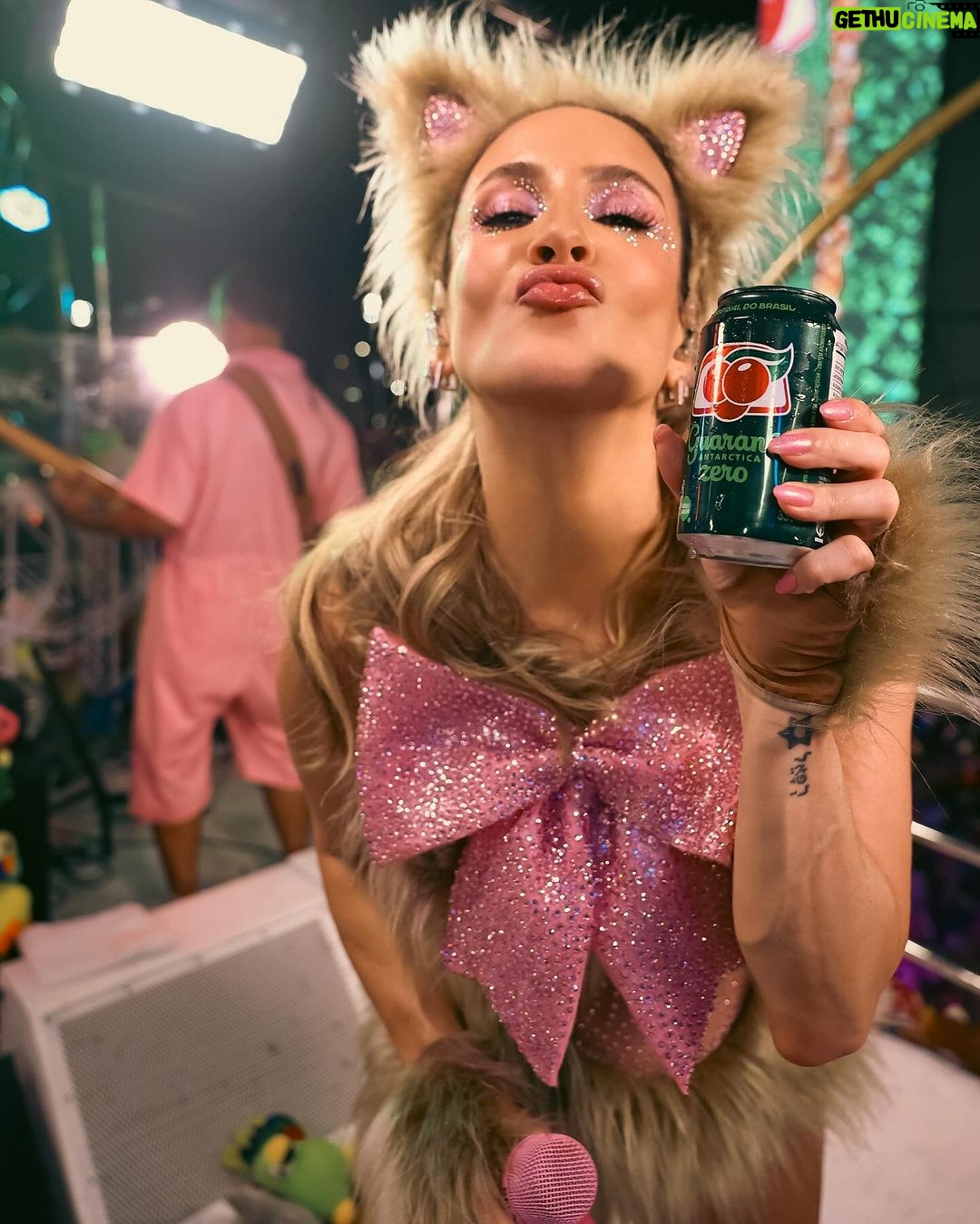 Claudia Leitte Instagram - Deixa eu te bagunçar no #CarnavalDaMinhaVida?! Tô indo ali fazer show, cheia desse “calor” no coração!!!! 🧸🎡🎠😍
