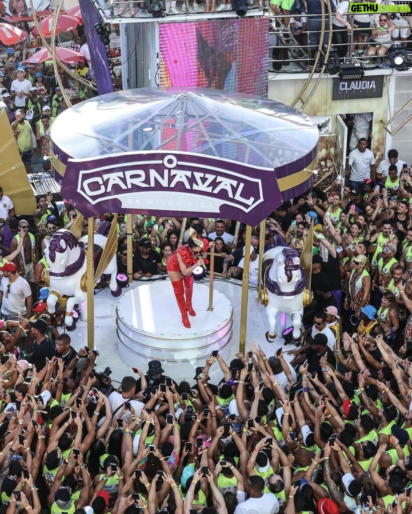 Claudia Leitte Instagram - Deixa eu te bagunçar no #CarnavalDaMinhaVida?! Tô indo ali fazer show, cheia desse “calor” no coração!!!! 🧸🎡🎠😍