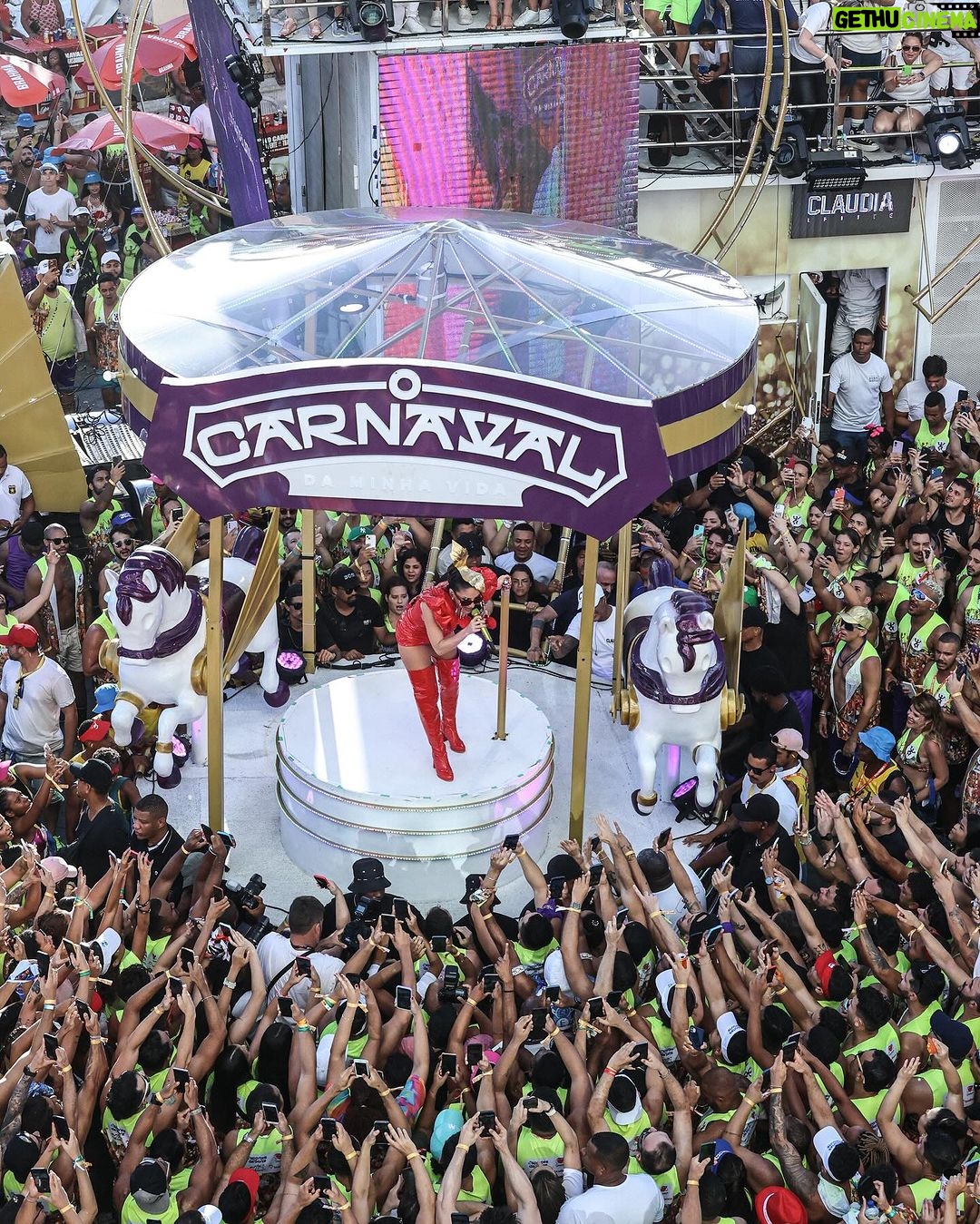 Claudia Leitte Instagram - Deixa eu te bagunçar no #CarnavalDaMinhaVida?! Tô indo ali fazer show, cheia desse “calor” no coração!!!! 🧸🎡🎠😍