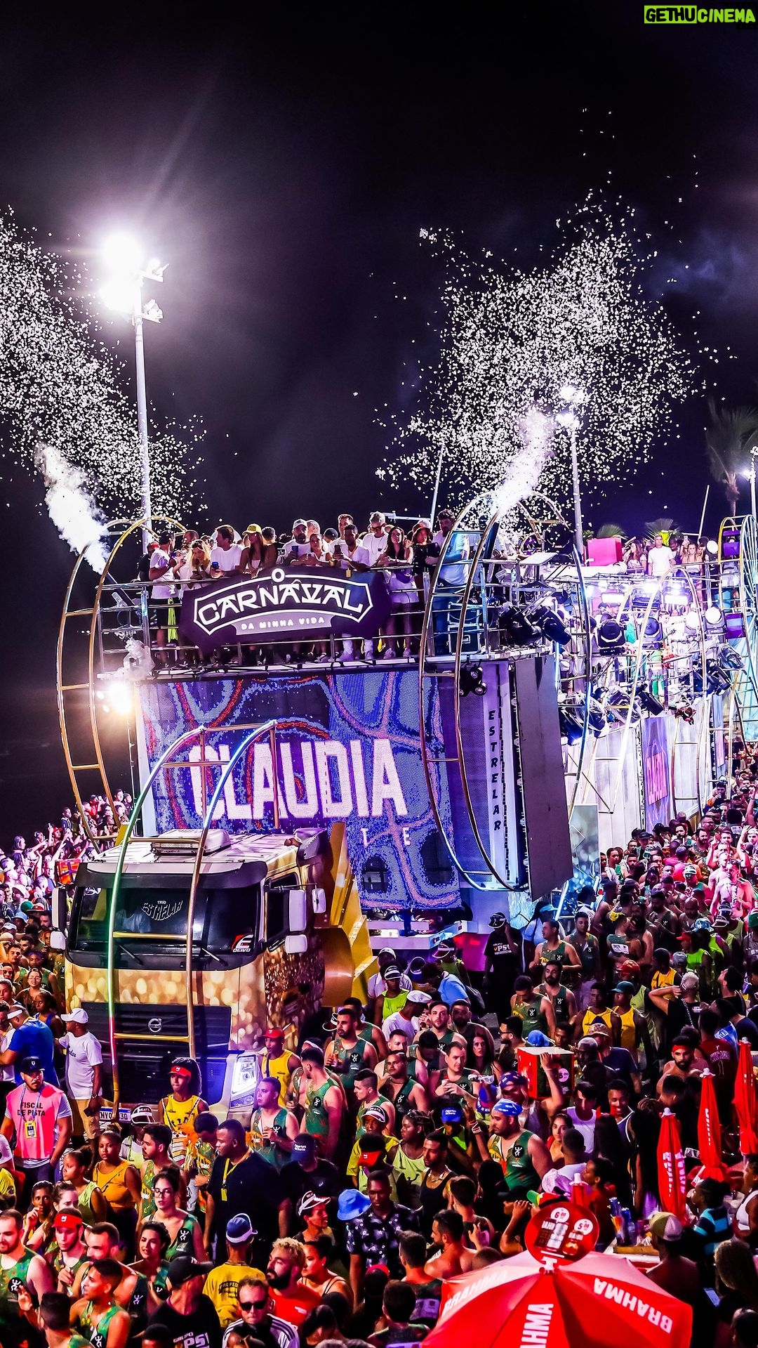 Claudia Leitte Instagram - “Destrava” e “Liquitiqui” ao vivo no #BlocoLargadinho 🍕🧃🎡 #OCarnavalDaMinhaVida #ClaudiaLeitte Salvador, Bahia