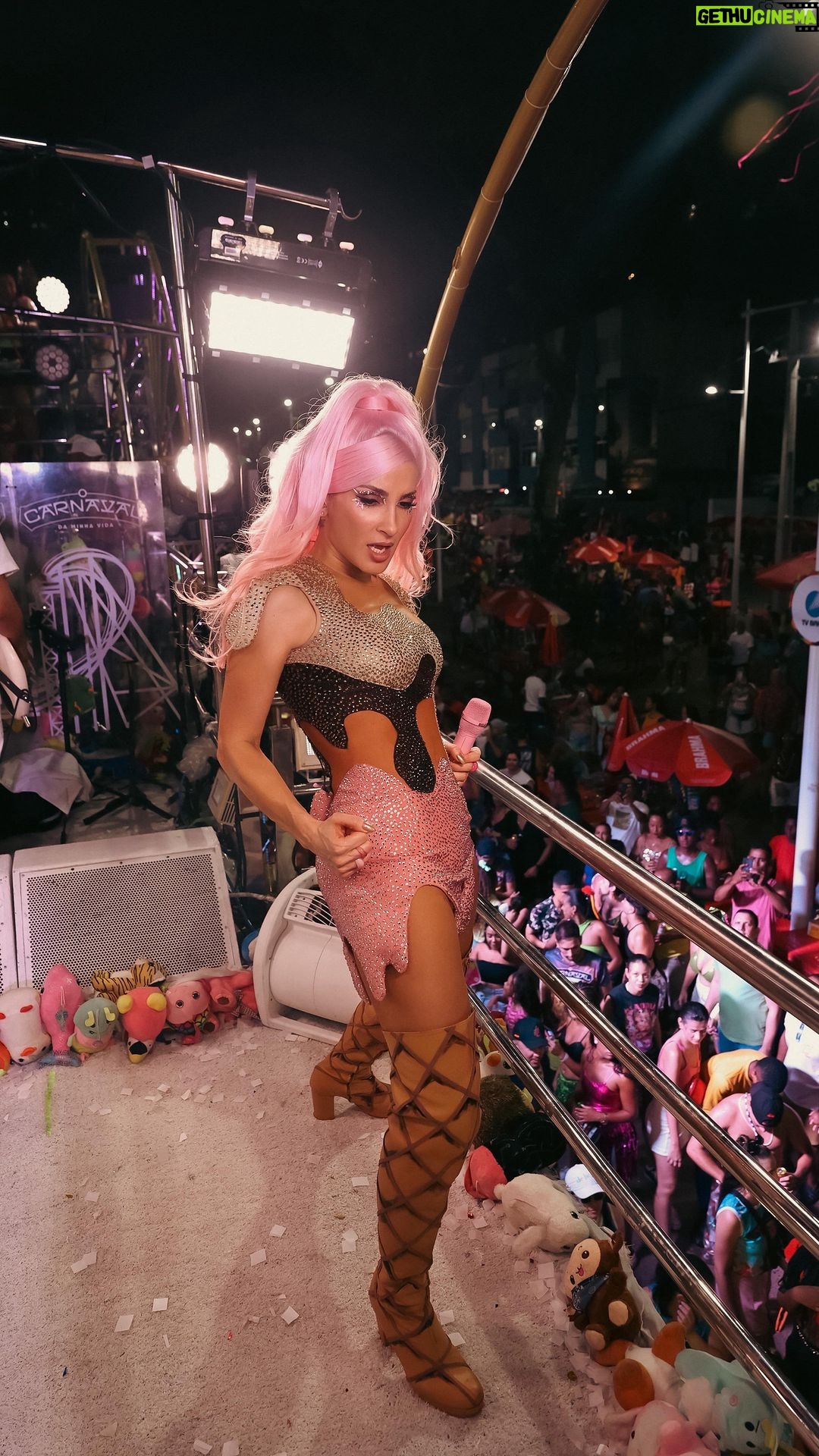 Claudia Leitte Instagram - Dia de Pipoca da Claudinha (com sorvete! 🍦), no circuito Barra Ondina. Esse é #OCarnavalDaMinhaVida #ClaudiaLeitte 🎡🎠💥 Salvador, Bahia