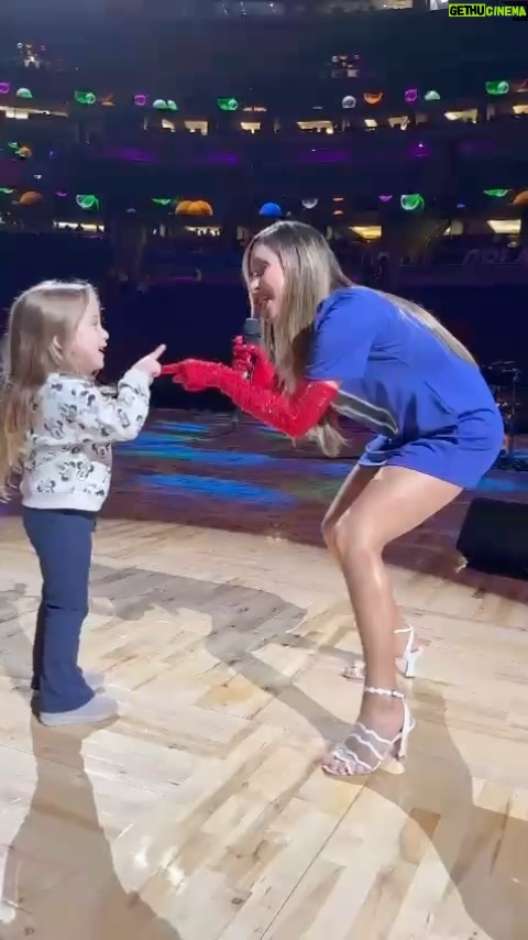 Claudia Leitte Instagram - Esse #TBT pra acalmar meu coraçãozinho ansioso, afinal esse vai ser #OCarnavalDaMinhaVida e da sua! Ps. Volto mais tarde pra postar conteúdos do show de ontem à noite! 🥰