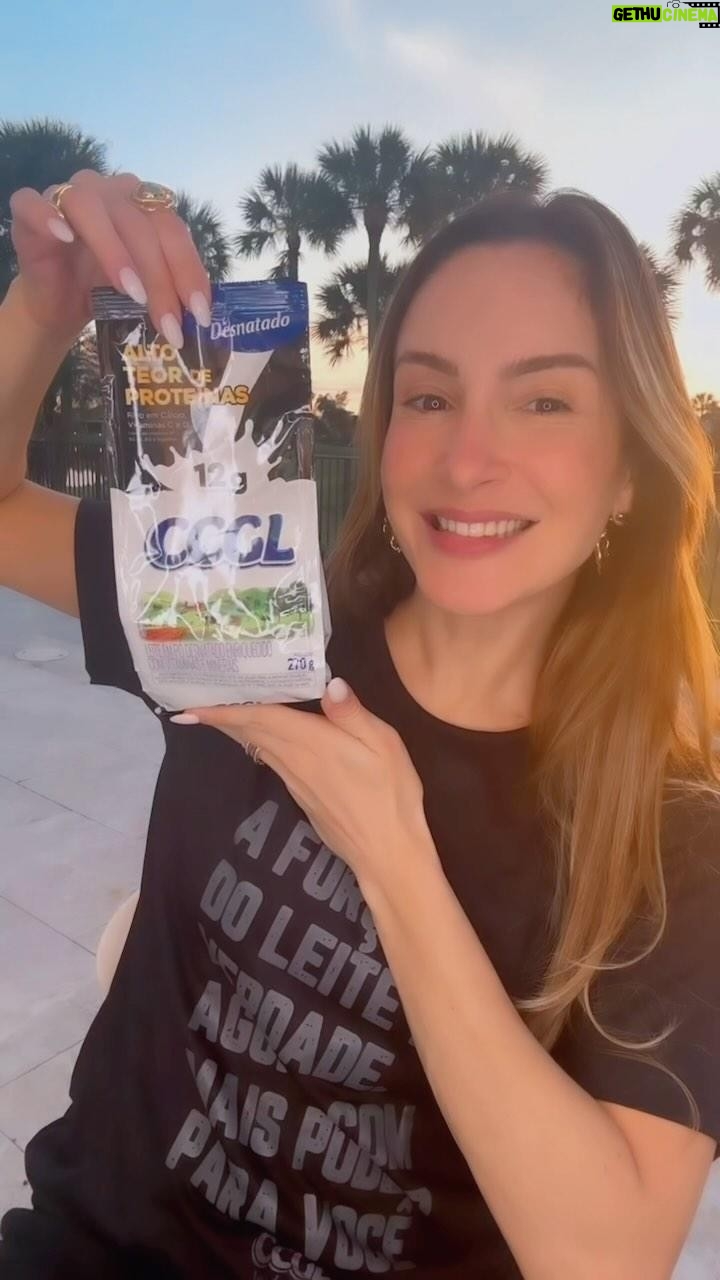 Claudia Leitte Instagram - Muito obrigada pelo carinho e pela confiança em me enviar esse super lançamento, @ccgloficial! A partir de agora, o que não vai faltar na correria do meu dia é o primeiro leite em pó rico em proteínas do Brasil, o único que é leite de verdade! 1⃣ Cada embalagem com 270g rende 9 copos com 12 gramas de proteína em cada copo. 2⃣ É clean label, porque não tem aromas, corantes, lecitina e estabilizantes. Sem aditivos! 3⃣ É livre de gorduras totais e saturadas. Tudo isso com muito sabor. Tá bom pra vocês? Quem aí está ansioso para provar? ⚡💪🥛