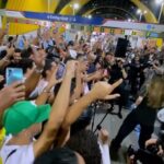 Claudia Leitte Instagram - #TBT dessa ação massa que fizemos na Estação Mussurunga em Salvador. 🤩❤️ Claudião botou pra lenhar. 😅🤣 #DESTRAVA 🎥@macacogordo @v2filmes