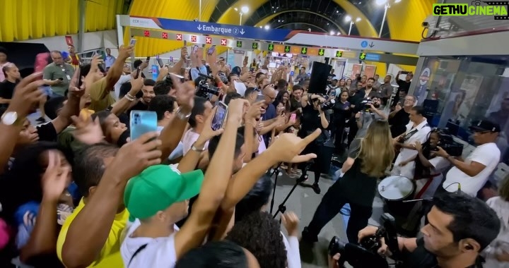 Claudia Leitte Instagram - #TBT dessa ação massa que fizemos na Estação Mussurunga em Salvador. 🤩❤️ Claudião botou pra lenhar. 😅🤣 #DESTRAVA 🎥@macacogordo @v2filmes