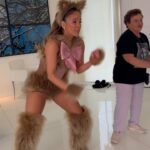 Claudia Leitte Instagram – Todo mundo pede, eu tô agradecendo… 🎶 QUE TIME! Botar um trio na avenida, ainda mais do jeito que foi o nosso, é um trabalho pesaaado, que demanda muita competência, comprometimento e foco, mas, sabe o que de fato guia esse time aqui? O AMOR! 
OBRIGADA A CADA UM DE VOCÊS pelo AMOR manifestado na competência profissional de vocês! ♥️ #CarnavalClaudiaLeitte #OCarnavalDaMinhaVida #Destrava
Ps. Nem todo mundo tá nas fotos, viu? Tem uma “ruma” de gente, que não cabe no carrossel do insta, mas, está no Parque de Diversões do Carnaval da minha vida!