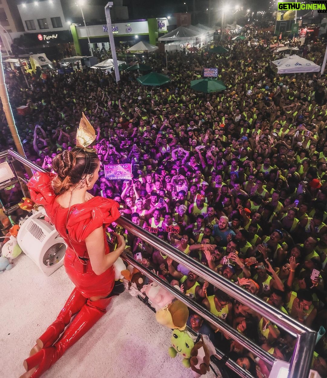 Claudia Leitte Instagram - Sou extremamente grata a tudo isso! Ganhamos tantos trofĂ©us!!! đ€© Quando a gente sabe quem Ă© e estĂĄ cercado pelas pessoas mais incrĂveis, grandes coisas podem acontecer! Ganhamos 2 trofĂ©us de melhor cantora do carnaval, melhor bloco frendly e melhor puxadora de trio, mas sabem o que me preenche antes de qualquer coisa? Ver a galera do Largadinho reluzente por conta desse bloco que entrega experiĂȘncia, excelĂȘncia, respeito e que NĂO PARA NEM POR UM SEGUNDO! A gente leva a diversĂŁo de vocĂȘs muito a sĂ©rio! Obrigada, meu Bloco! Obrigada! Obrigada! E aguardem, pq o nosso parque de diversĂ”es vai alĂ©m de uma temporada! đđ€« #OCarnavalDaMinhaVida #CarnavalClaudiaLeitte #Destrava Salvador, Bahia
