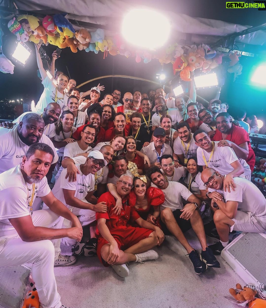 Claudia Leitte Instagram - Sou extremamente grata a tudo isso! Ganhamos tantos trofĂ©us!!! đ€© Quando a gente sabe quem Ă© e estĂĄ cercado pelas pessoas mais incrĂveis, grandes coisas podem acontecer! Ganhamos 2 trofĂ©us de melhor cantora do carnaval, melhor bloco frendly e melhor puxadora de trio, mas sabem o que me preenche antes de qualquer coisa? Ver a galera do Largadinho reluzente por conta desse bloco que entrega experiĂȘncia, excelĂȘncia, respeito e que NĂO PARA NEM POR UM SEGUNDO! A gente leva a diversĂŁo de vocĂȘs muito a sĂ©rio! Obrigada, meu Bloco! Obrigada! Obrigada! E aguardem, pq o nosso parque de diversĂ”es vai alĂ©m de uma temporada! đđ€« #OCarnavalDaMinhaVida #CarnavalClaudiaLeitte #Destrava Salvador, Bahia
