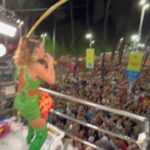 Claudia Leitte Instagram - DE ARREPIAR! Foi uma DELÍCIA a nossa troca de energia no Bloco Largadinho! Deu pra sentir pra por aí? 🍕🧃😋 A gente se encontra na terça-feira pra fechar #OCarnavalDaMinhaVida com chave de ouro, combinado?! São Luís, meu Maranhão, tô chegando! 🎡🎠 #CarnavalClaudiaLeitte #ClaudiaLeitte #Destrava Salvador, Bahia
