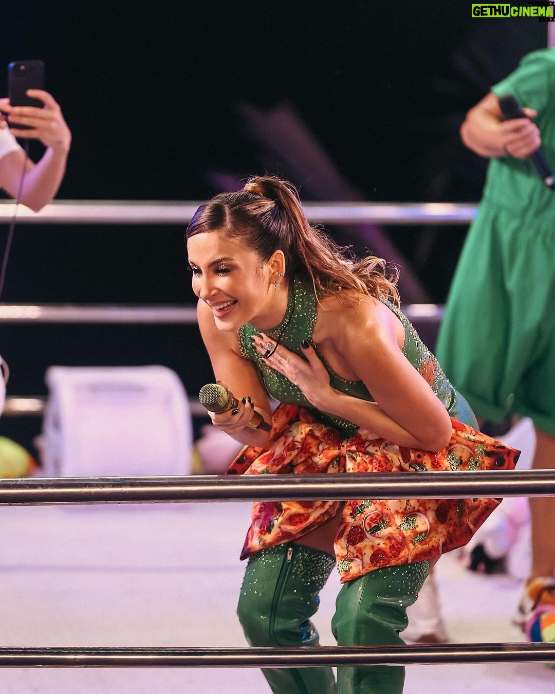 Claudia Leitte Instagram - DE ARREPIAR! Foi uma DELÍCIA a nossa troca de energia no Bloco Largadinho! Deu pra sentir pra por aí? 🍕🧃😋 A gente se encontra na terça-feira pra fechar #OCarnavalDaMinhaVida com chave de ouro, combinado?! São Luís, meu Maranhão, tô chegando! 🎡🎠 #CarnavalClaudiaLeitte #ClaudiaLeitte #Destrava Salvador, Bahia