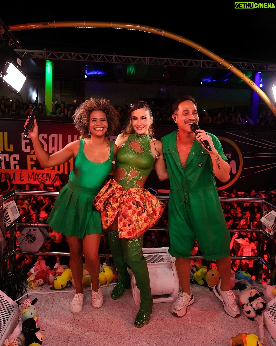 Claudia Leitte Instagram - DE ARREPIAR! Foi uma DELÍCIA a nossa troca de energia no Bloco Largadinho! Deu pra sentir pra por aí? 🍕🧃😋 A gente se encontra na terça-feira pra fechar #OCarnavalDaMinhaVida com chave de ouro, combinado?! São Luís, meu Maranhão, tô chegando! 🎡🎠 #CarnavalClaudiaLeitte #ClaudiaLeitte #Destrava Salvador, Bahia