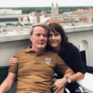 Claudia Michelsen Instagram - Mit dem wunderbaren Torsten Ranft .. meinem alten Freund und Kommilitonen #dankbar #wiedersehen .. so schön war das. #polizeiruf #magdeburg 💕