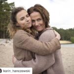 Claudia Michelsen Instagram – Abgedreht… AUF DEM GRUND #schwestern @ndr @hagermossfilmproduction @karin_hanczewski ❤️ ensemblestück #michael wittenborn #eleonore weissgerber @annalenaschwing danke an das dollste Team..💋merci merci ✨#sommer #pause #🌈