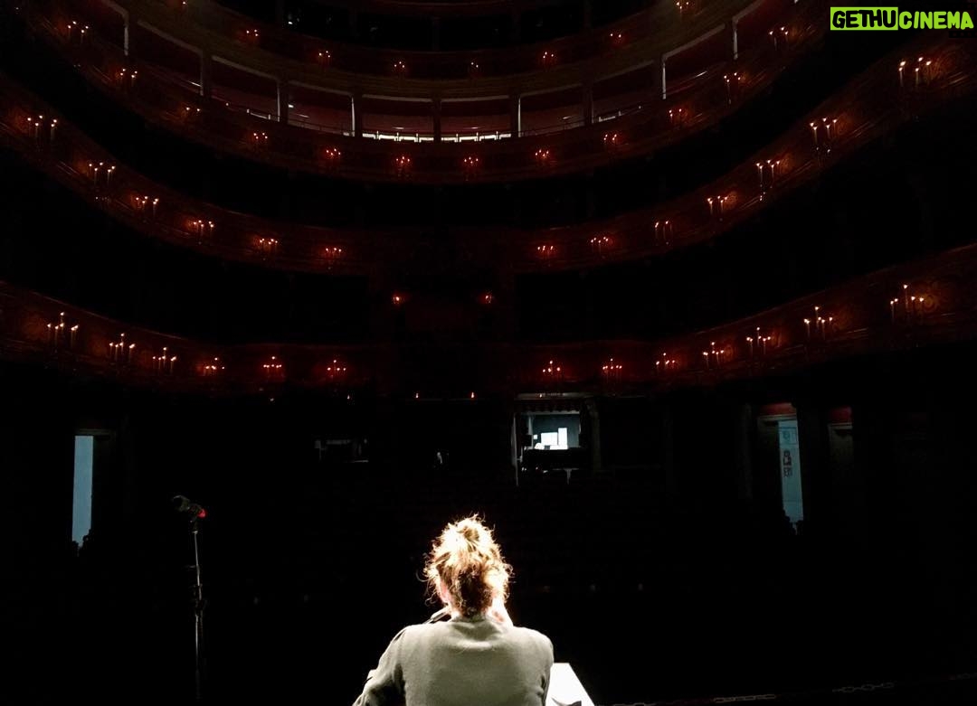 Claudia Michelsen Instagram - Bismarck Theater Regensburg.. Sag mir wo die Blumen sind.. Erinnerungen an und von Marlene Dietrich #pause #danke... #wundervolles Theater #grossartiges Publikum ✨