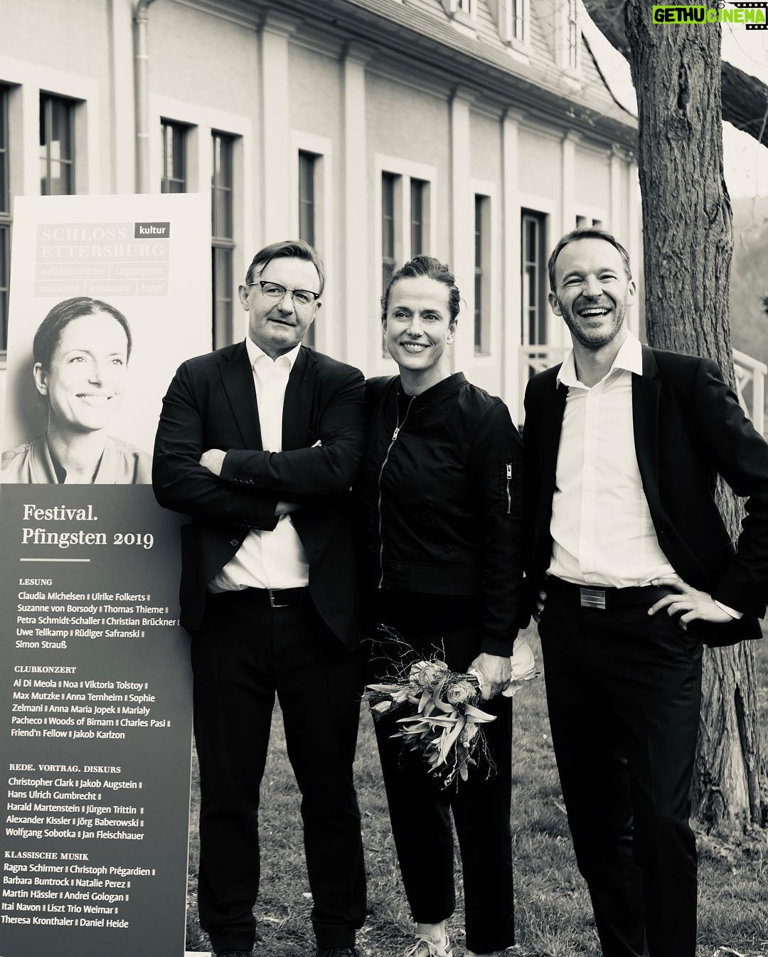Claudia Michelsen Instagram - DANKE SCHLOSS ETTERSBURG ..schön war das wieder... und was für ein grossartiges Publikum.. 🙏🏻danke.✨#käthe Kollwitz✨ #gitarre @eppkarl #dr.peterkrause. MERCI.