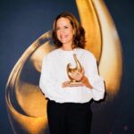 Claudia Michelsen Instagram - Dank an alle Leser*innen und Dank an Alle, die mir diese herrliche Henne beschert haben… danke für diesen tollen Abend und diesen schönen Preis .. Danke superillu für diese Nominierung 🙏🏼 c/o @franziskakrug_getty