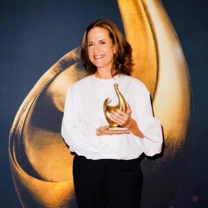 Claudia Michelsen Instagram - Dank an alle Leser*innen und Dank an Alle, die mir diese herrliche Henne beschert haben…  danke für diesen tollen Abend und diesen schönen Preis .. Danke superillu für diese Nominierung 🙏🏼 c/o @franziskakrug_getty
