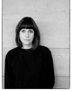 Claudia Michelsen Instagram - Danke ans gesamte Team💜 von “In einem Land, das es nicht mehr gibt..” #1988 danke @aelrungoette 🌹danke liebe ELSA WILBRODT für die kleine, feine Reise in vergangene Zeiten mit Dir #foto von @peterhartwigfoto