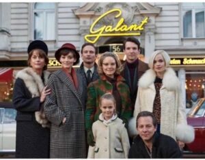 Claudia Michelsen Instagram - Die Familie...❤️ @kudamm63  @zdfmediathek @ufa_production @frau_hess MORGEN 20.15 uhr ZDF TEIL EINS 💃🏾💃💃🏽💃🏽 #castingninahaun 💋