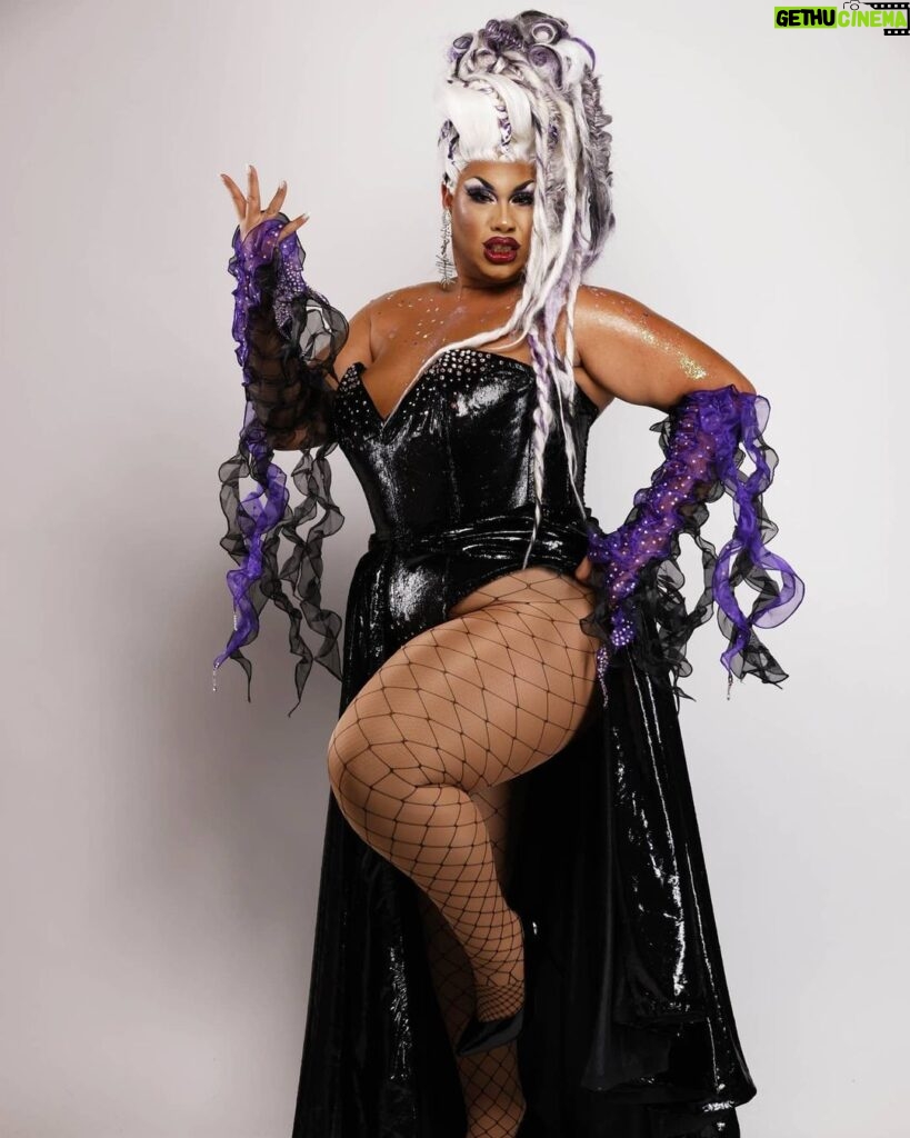 Coco Jumbo Instagram - Did you see my Octopussy in last weeks episode of @rupaulsdragrace #dragracedownunder 🐙 Category is... Sea Sickening 🧜‍♀️ Get into my runway look from last weeks episode of #DragRaceDownUnder, streaming NOW on @wowpresentsplus worldwide (excluding Canada, UK, and Down Under), @tvnz.official in New Zealand, @stanaustralia in Australia, @cravecanada in Canada, & @bbcthree in the UK