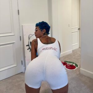 Coi Leray Instagram - @pinkzushii Merch Loading 🌸🍣💖 my hair is growing 😍 follow @pinkzushii @pinkzushii @pinkzushii ‼️ Calabasas, California