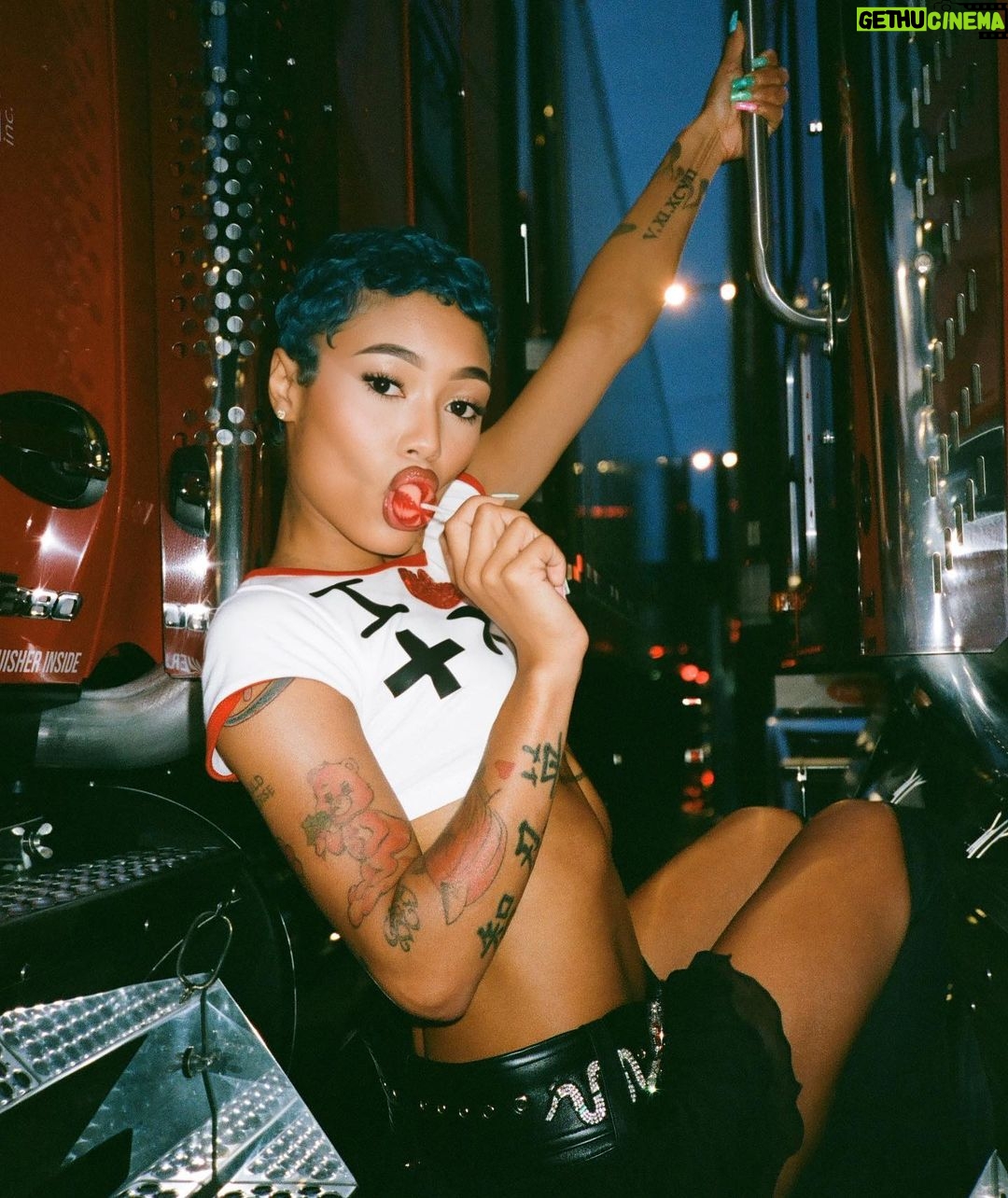 Coi Leray Instagram - Take a trip up to the hills, catch a vibe baby 🌙