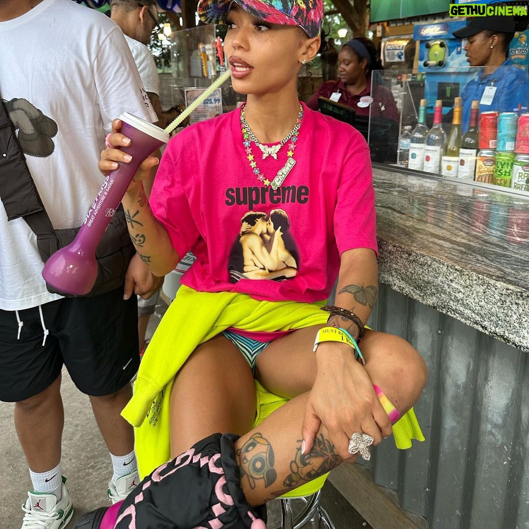 Coi Leray Instagram - Fall for me baby don’t fall back 💘 #coi