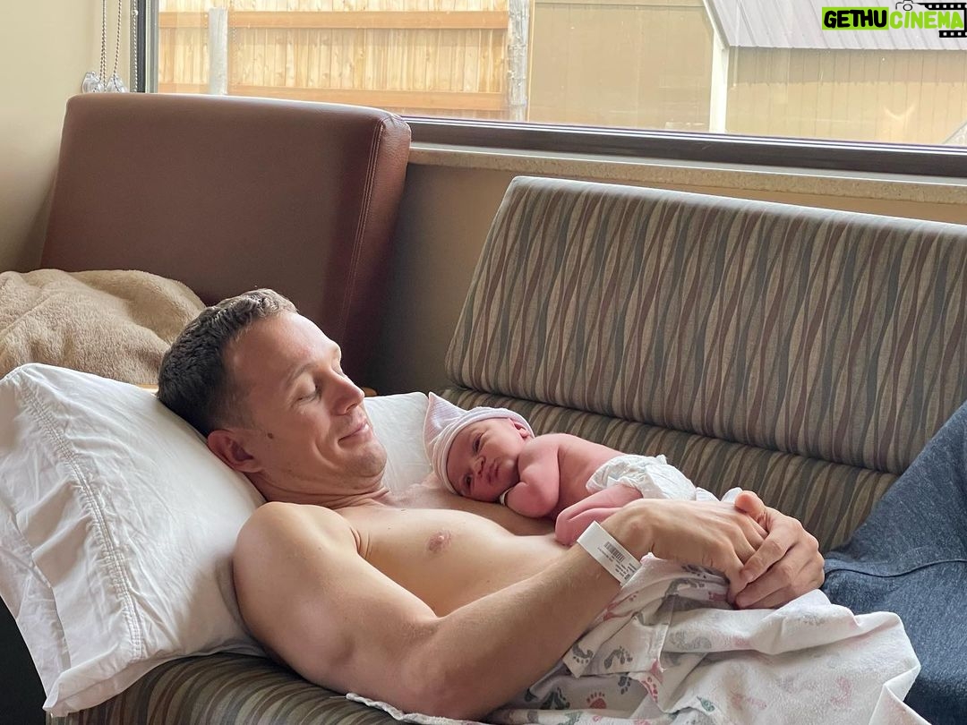 Colin O'Brady - 10.5K Likes - HE’S HERE!! 👶
Banks Besaw O’Brady
Born June 10th at 4:04am
7lbs, 9oz
21 inches
It was incredible to witness @jennabesaw power and strength with a 100% natural birth. We are deeply grateful to have had zero complications in delivery.
Happy and healthy baby and Mama.
It also happens to be Jenna B’s birthday today. Happy birthday Mama. 🎉
The adventure of a lifetime begins now!!