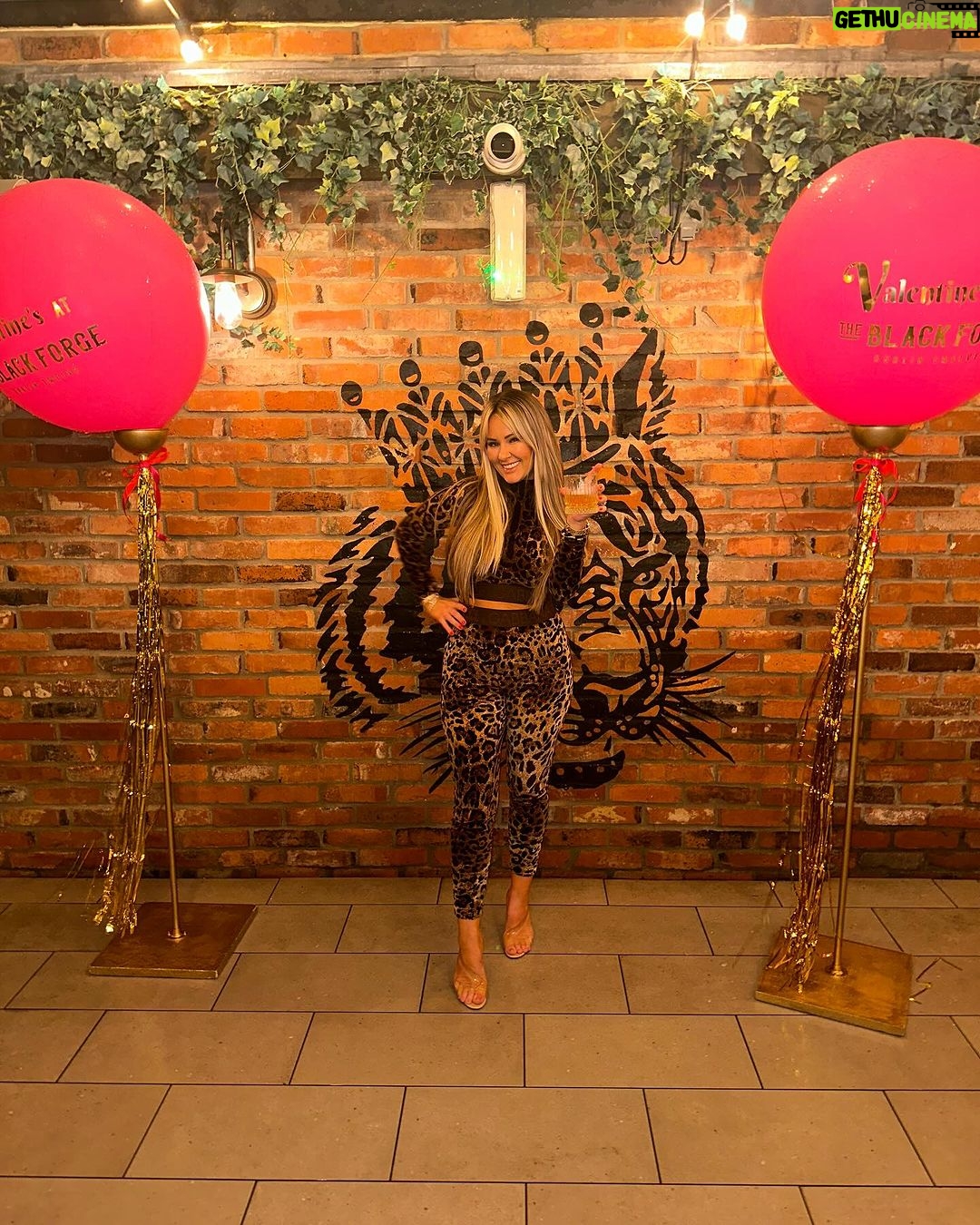 Conor McGregor Instagram - Valentines Day at @theblackforgeinn ❤️