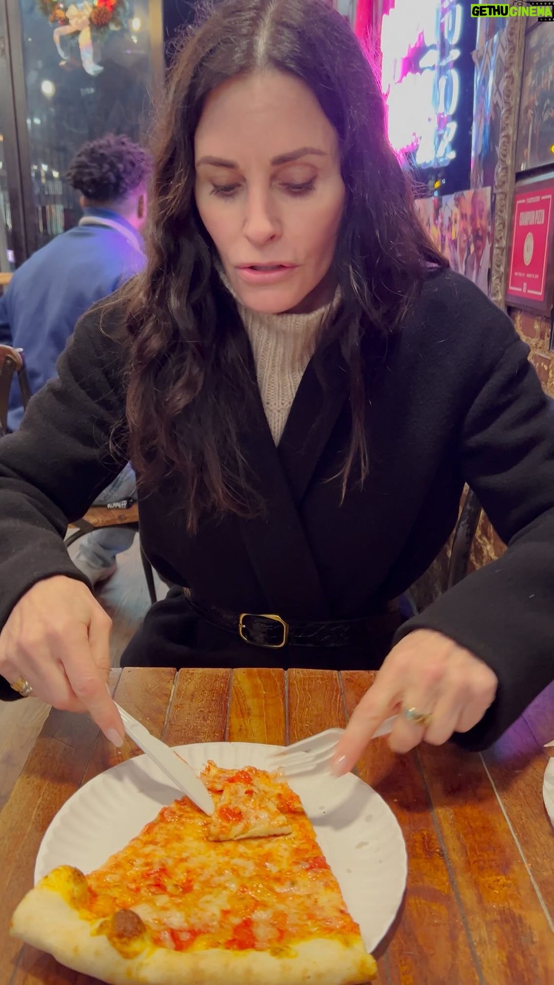 Courteney Cox Instagram - How โrealโ New Yorkers eat pizza ๐