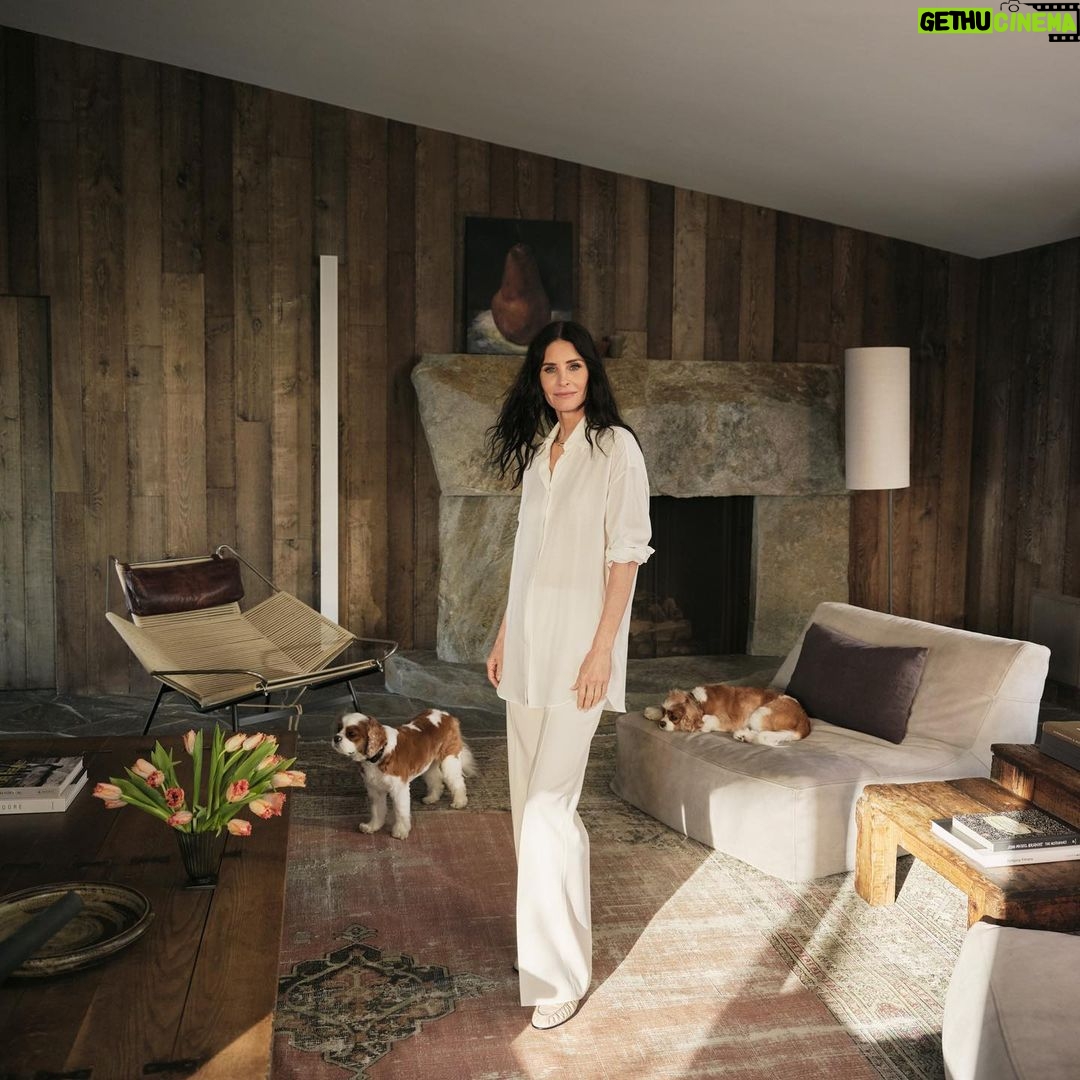 Courteney Cox Instagram - Thanks for having me @fthtsi Entrepreneur…I’ll take it. What a great team! Thanks to: Photography @rvstapleton Styling @maryammalakpour Interiors Styling @colinking Hair @debraferullomakeup Makeup @ericka_verrett HTSI Design Editor @jackiedaly_designeditor
