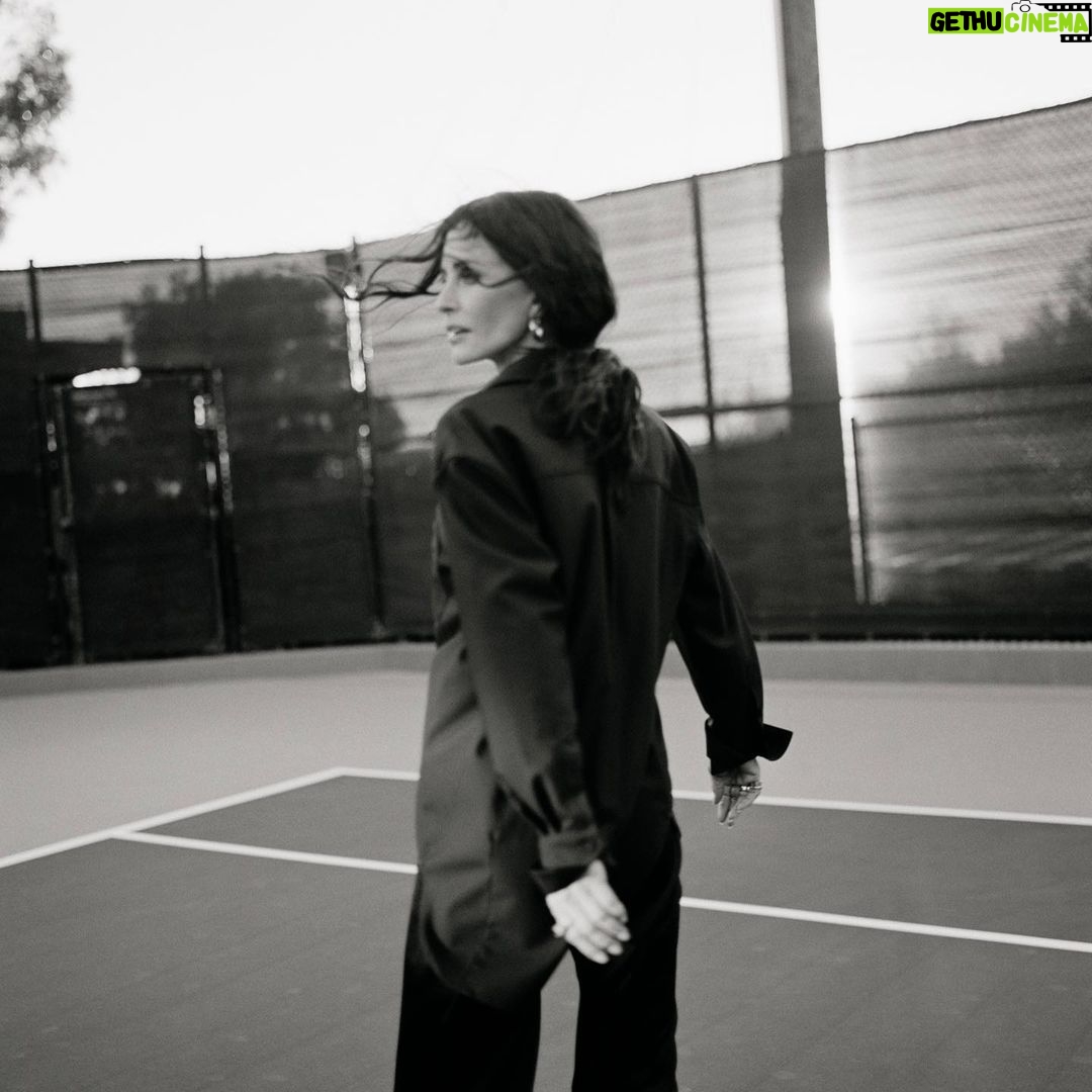 Courteney Cox Instagram - Thanks for having me @fthtsi Entrepreneur…I’ll take it. What a great team! Thanks to: Photography @rvstapleton Styling @maryammalakpour Interiors Styling @colinking Hair @debraferullomakeup Makeup @ericka_verrett HTSI Design Editor @jackiedaly_designeditor